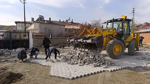 Sivas'ta o köyde kilit parke taşıyla okul yolu modernleşti