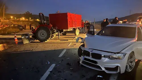 Sivas'ta kavşakta traktör ve otomobil çarpıştı! Traktör ikiye bölündü!