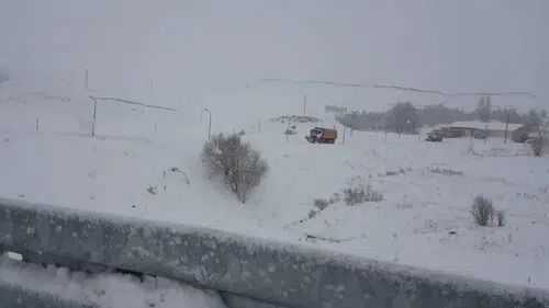 Sivas-Erzincan yolunda Kızıldağ'da kar mesaisi