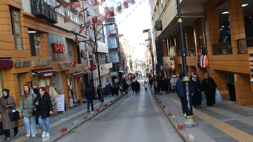 Sivas Sokaklarında Kalabalık Var, Aradığını Bulan Çok Az!