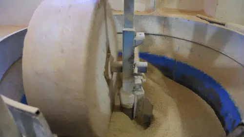 Yarım asırlık sır: Mahallede hala aynı taşlar dönüyor