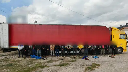 Sivas'ta 18 Kaçak Göçmen Tırın İçinde Yakalandı!