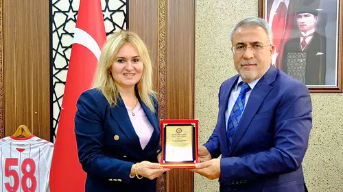 SCÜ Veterinerlik'te Kongre Başarısı Ödüle Dönüştü