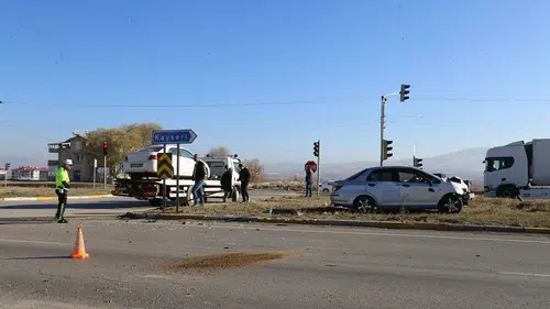 Sivas Gemerek’te iki otomobil birbirine girdi: Ekipler seferber oldu