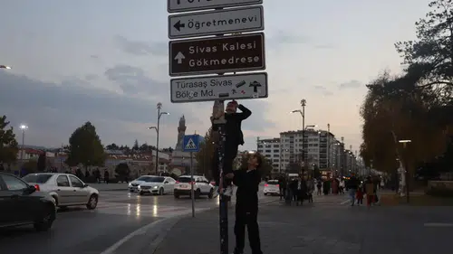 Cumhuriyet Üniversitesi Tabelası Bile Söküldü! Çılgın Akım!