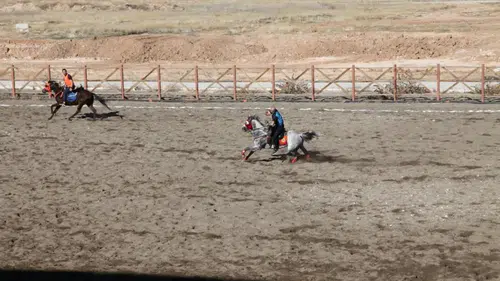 Toz Duman Birbirine Karışıyor! At Sırtındaki Savaşçılar Geri Döndü!