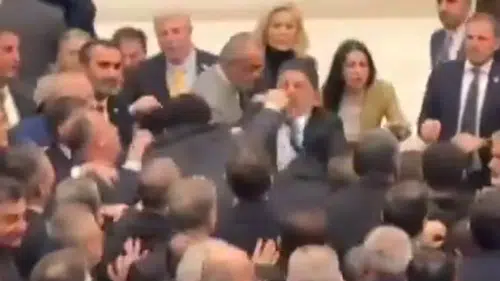 CHP’li Ulaş Karasu’nun AK Parti milletvekiline yumruk attığı anlar