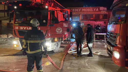 Sivas’ta Gece Yarısı Panik! Mobilya İmalathanesinde Yangın Çıktı
