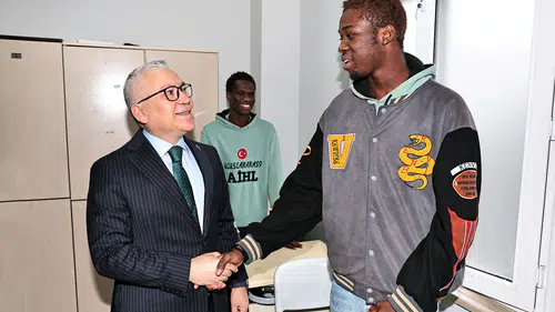 Sivas Valisi Yılmaz Şimşek okulları ziyaret ederek öğrencilerle buluştu