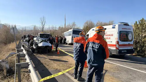Midibüs ve Otomobil Çarpıştı: 10 Kişi Yaralandı