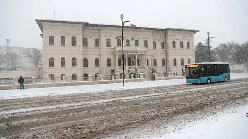 Sivas Karla Birlikte Ağır Taşıtlara Yasak Geldi: Kar Fırtınası Yollarda Alarm Verdi
