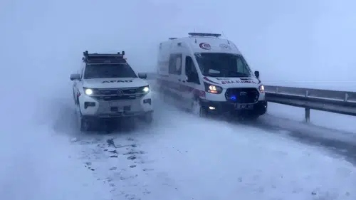 Yoğun kar trafiği felç etti! Sivas-Şarkışla yolunda 5 araç çarpıştı