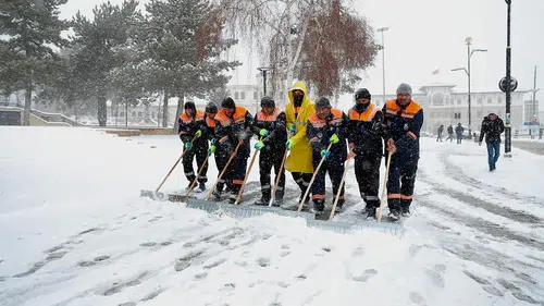 Sivas'a 2026 Rahmetle Geldi, Karla Mücadele Güçlendi