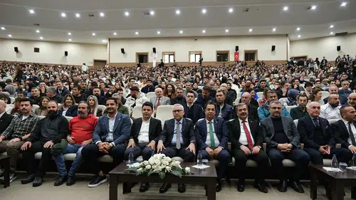 Sivas'ta Kürsüde Ünlüler, Salonda Gelecek Vardı