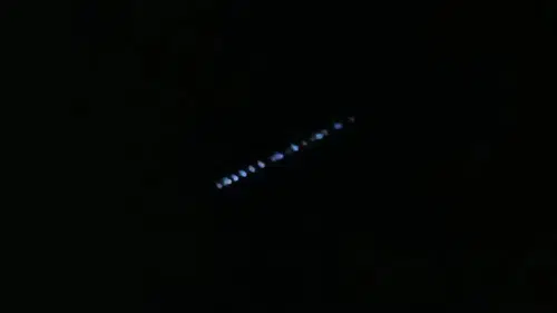 Gökyüzünde Tek Sıra Halinde İlerleyen Işıklar Merak Uyandırdı