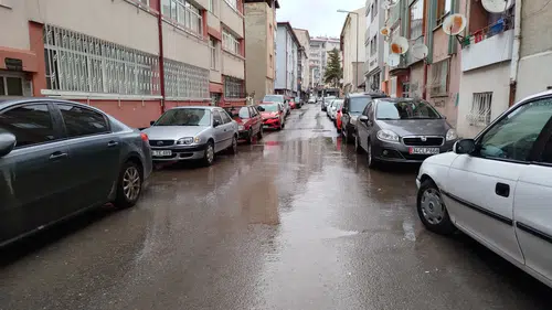 Sivas&#039;ın Kalbindeki Bu Sokakta Trafik Kaosu Bitmiyor!