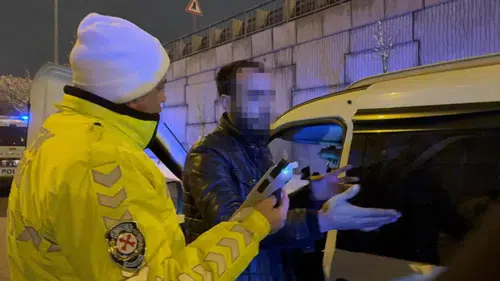 Önce Direklere Çarptı, Sonra Yoluna Devam Etti!