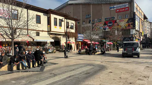 Sivas’ta Kış Güneşi Çıkınca Emekliler Bu Alanları Dolduruyor!