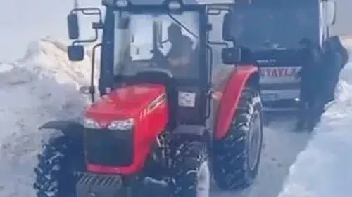 Sivas’ta kara saplanan yolcu midibüsü saatlerce mahsur kaldı