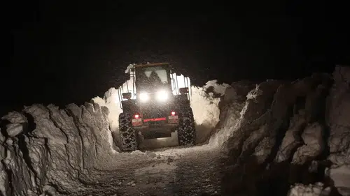 Sivas'ta Kar ve Tipi 871 Yerleşim Yerini Ulaşıma Kapattı