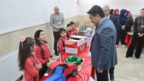 Sivas'ta öğrenciler hayallerini bu sergide gösterdi