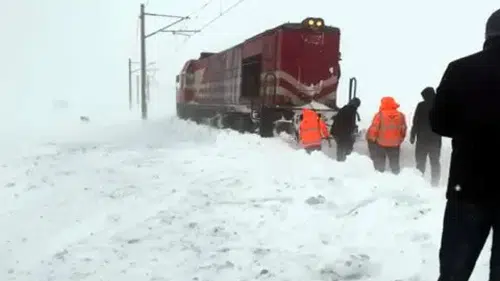 Sivas’ta Ulaşım Felç Oldu! Raylarda Kürekli Mücadele!