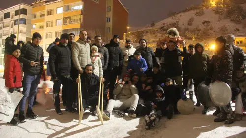 Sivas'ta Karın Tadını Sadece Çocuklar Değil Bütün Bir Mahalle Çıkardı!