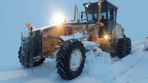 Sivas karla mücadele ekipleri sahada! 493 yerleşim yerine ulaşım yok!
