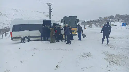 Sivas'ta Mahsur Kalan 810 Yolcu İçin Kar Esareti Sona Erdi!