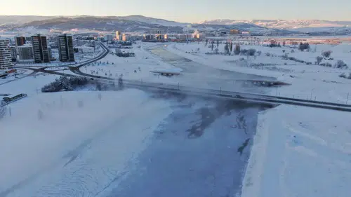 Sivas'ta kar durdu ama -19'u gördü! Kızılırmak dondu