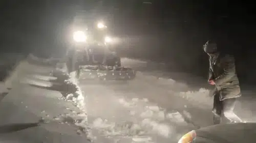 Sivas'ta kış bastırdı, arabalar yollarda kaldı!