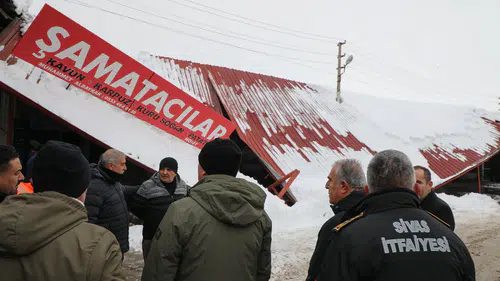 Sivas Toptan Sebze Halinde Kar Kütlelerinden Dolayı Çatılarda Çökmeler Meydana Geldi!