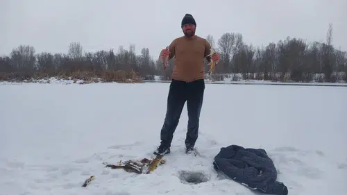 Sivas Kızılırmak Dondu, Elleriyle Balık Avladı!