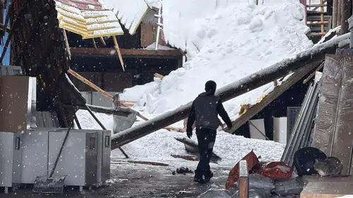 Sivas’ta kar yağışı ağır hasara yol açtı, çatılar çöktü