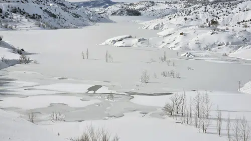 Sivas’ta O Baraj Tamamen Dondu! Oluşan Manzara Herkesi Şaşırttı!