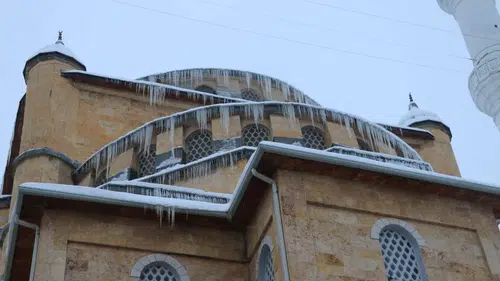 Sibirya Değil Sivas! Şehir Resmen Buz Tuttu! 3 Metrelik Sarkıtlar Oluştu!