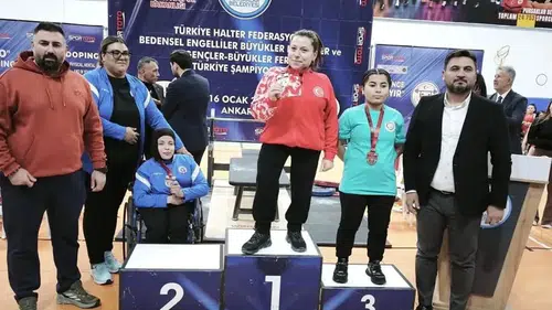 Sivaslı sporcular madalyaları da kaldırdı