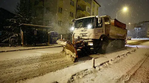Sivas'ta gece başlayan kar soğukla etkisini sürdürüyor