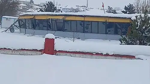 Sızır’da korku dolu anlar! Düğün salonunun çatısı çöktü!