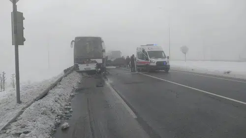 Sivas’ta otobüs ve otomobillerin karıştığı zincirleme kaza!