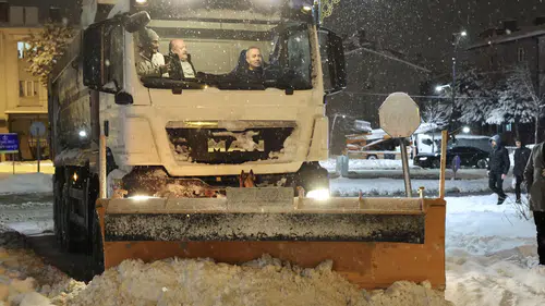 Sivas Belediyesi kar temizleme çalışmaları gece gündüz sürüyor