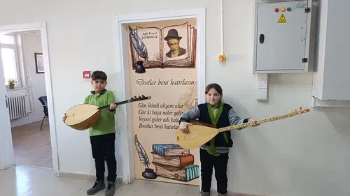 Sivas Sınıf Kapılarında Atatürk ve Aşık Veysel İzleri