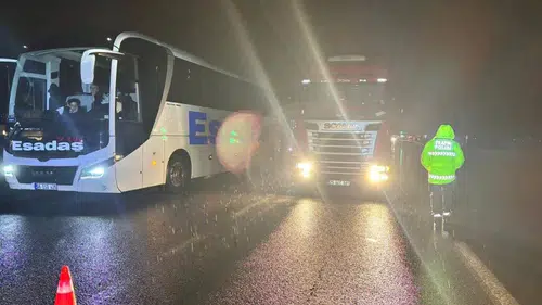 Sivas-Erzincan Sakaltutan’da Alarm: Görüş Sıfıra İndi, Trafik Durdu