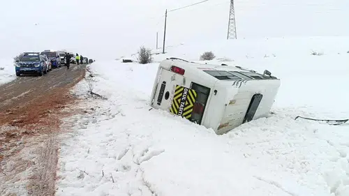 Sivas'ta Okul Servisi Devrildi! Çok Sayıda Yaralı Var!