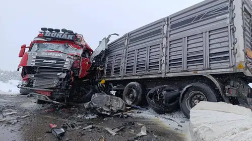 Sivas’ta Kafa Kafaya Tır Kazası: 1 Ölü, 2 Ağır Yaralı