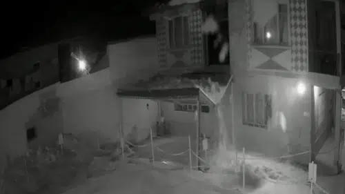 Sivas'ta Kar ağırlığını Taşıyamayan Çatı Çöktü! İşte Kameralara Yansıyan O Anlar!