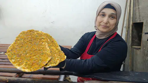 Fırında Görenler İnanamıyor: Küreği Elinden Bırakmıyor