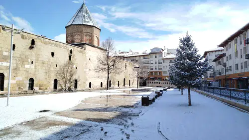Sivas’ta Kış Bitmedi: Ramazan Ortasında Kar Yeniden Yağdı