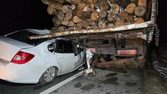 Otomobil, tomruk yüklü kamyonun altına girdi: 1 yaralı