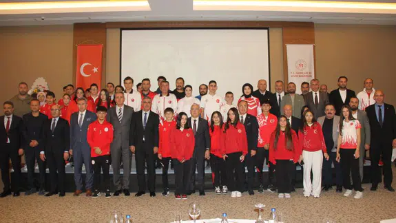 Sivas’ta alkışlar Zirvedeki Yiğidolar için yükseldi